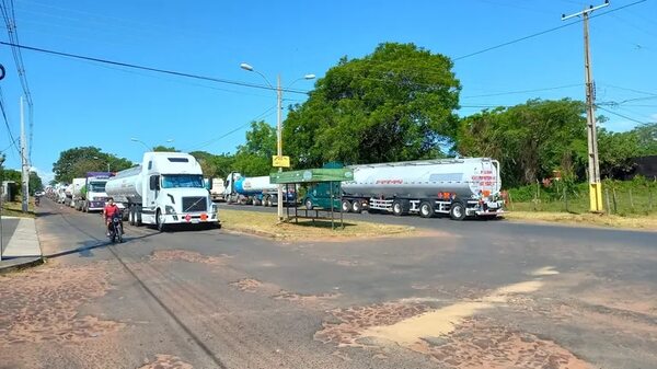La llamativa presencia masiva de camiones cisterna con chapa boliviana en San Antonio - Economía - ABC Color