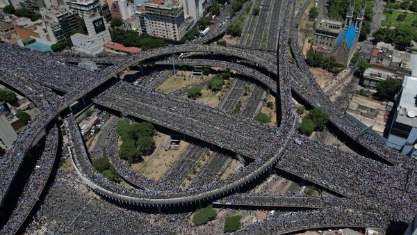 Dos hinchas se tiran desde un puente al ómnibus de la Scaloneta
