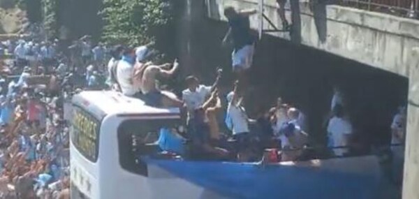 Dos hinchas se tiran desde un puente al ómnibus de la Scaloneta - Noticiero Paraguay