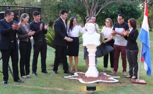 Inauguran el busto “feo” de Sócrates en la FAFI