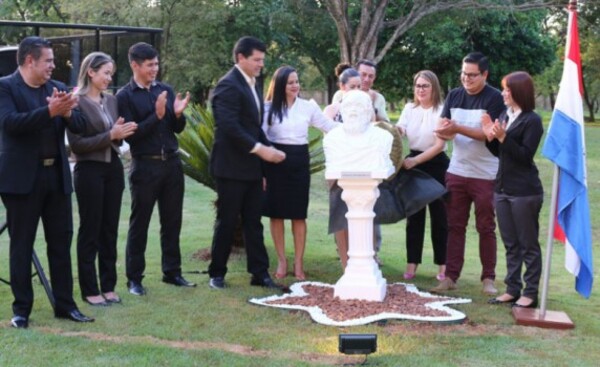 Inauguran el busto “feo” de Sócrates en la FAFI