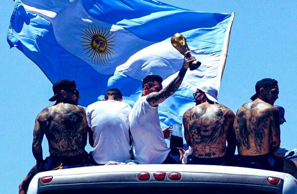 (VIDEO) Suspenden caravana de los campeones del mundo por incidentes con hinchas