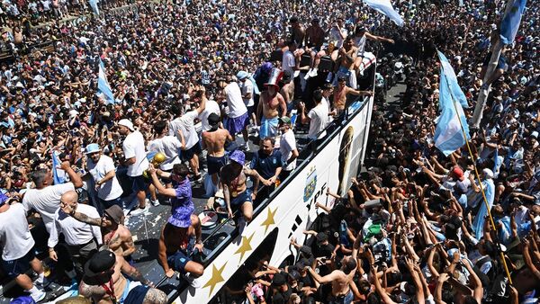Locura total en el recibimiento de los campeones del mundo