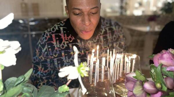 Mientras tanto, Mbappe apagó esta noche sus 24 velitas