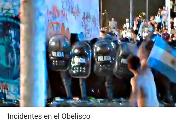 Incidentes, corridas y detenidos: La policía y los bomberos desalojaron el Obelisco y hay tensión en Buenos Aires