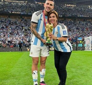 La mamá paraguaya de Leandro Paredes levantó la copa del Mundo junto a su retoño