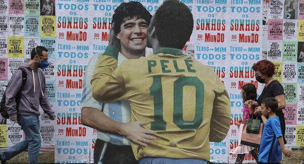 Diario HOY | Pelé besa a Maradona en una intervención artística en Sao Paulo