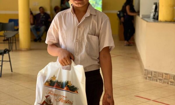 Reconocen trabajo de pequeño lustrabotas