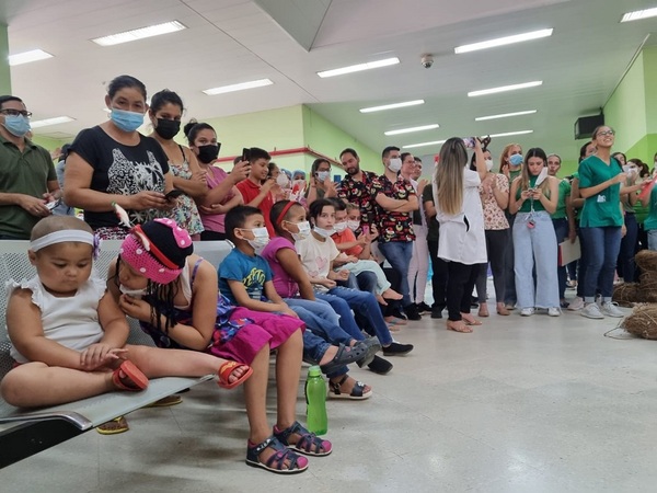 Diario HOY | Niños del “Acosta Ñu” reciben serenata navideña