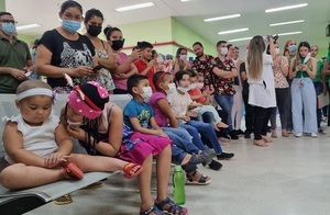 Niños del “Acosta Ñu” recibieron serenata navideña | Lambaré Informativo