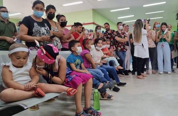 Niños del “Acosta Ñu” recibieron serenata navideña | Lambaré Informativo