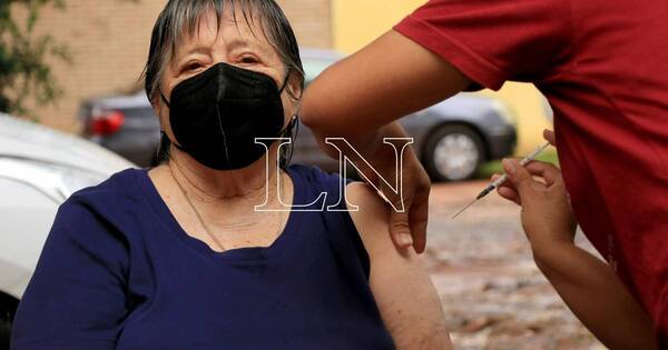 La Nación / Ante incremento de casos de COVID-19, instan a adultos mayores a recibir dosis de refuerzo