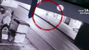 Hombre se tropezó, cayó sobre la ruta y un auto lo arrolló