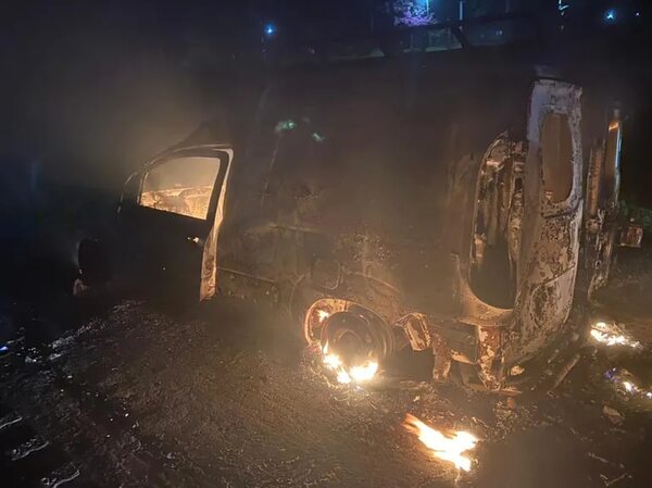 Vehículo se incendia en plena marcha - ABC en el Este - ABC Color