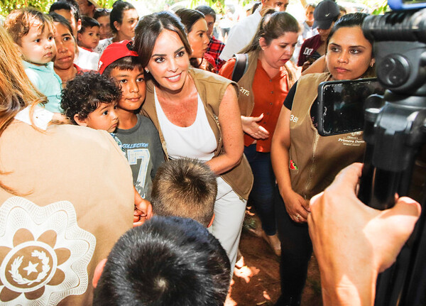 Oficina de la Primera Dama entrega regalos a más de 15.000 niños por Navidad - .::Agencia IP::.