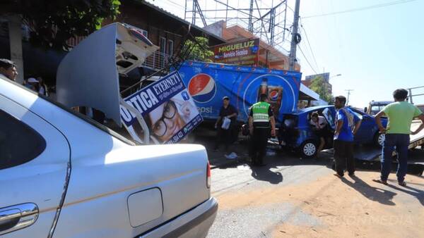 Unos 10 autos quedaron shalái en choque sobre Acceso Sur