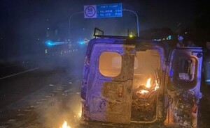 Furgón se incendió en medio de la ruta PY 02