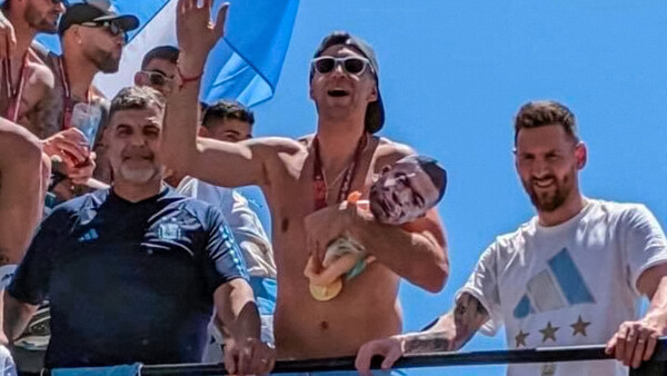 Diario HOY | 'Dibu' Martínez llevó en brazos un muñeco con la cara de Mbappé durante la caravana