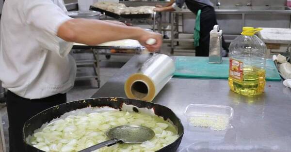 La Nación / Nutricionistas y cocineros de Clínicas elaborarán menú de fin de año para unas 1.000 personas