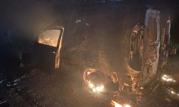 Fuego consume por completo un vehículo
