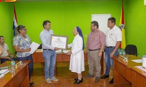 Distinguen a la Hermana Marimirtha y al profesor Atanacio Rolón
