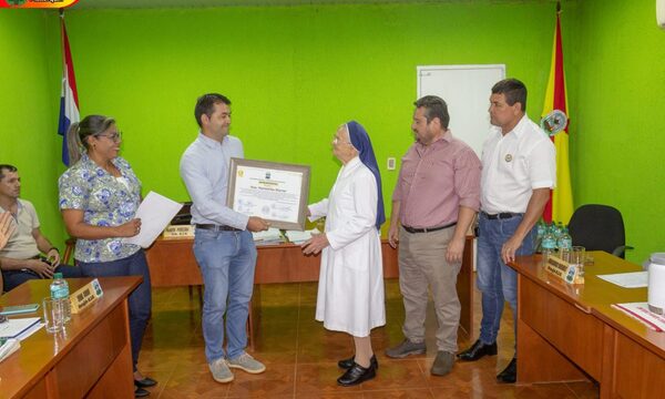 Distinguen a la Hermana Marimirtha y al profesor Atanacio Rolón