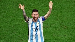 Subastan camiseta de Messi autografiada por todo el plantel a beneficio de un hospital