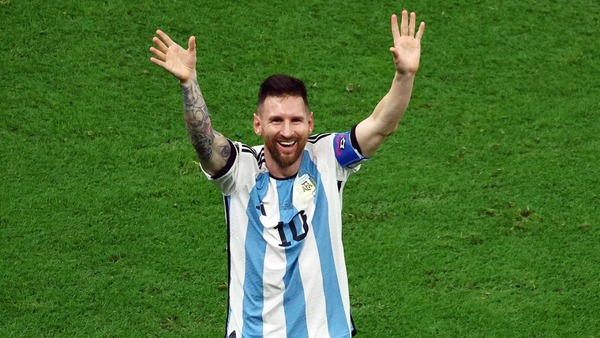 Subastan camiseta de Messi autografiada por todo el plantel a beneficio de un hospital