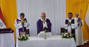 La Nación / Cardenal ofició misa por secuestrados: “Nos da fuerza de seguir luchando”, exclamó doña Obdulia