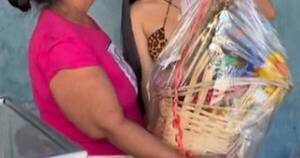 La Nación / Laurys Diva encarna el espíritu navideño en las calles de Asunción