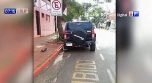 Conductor multado llevó su auto con el cepo y todo