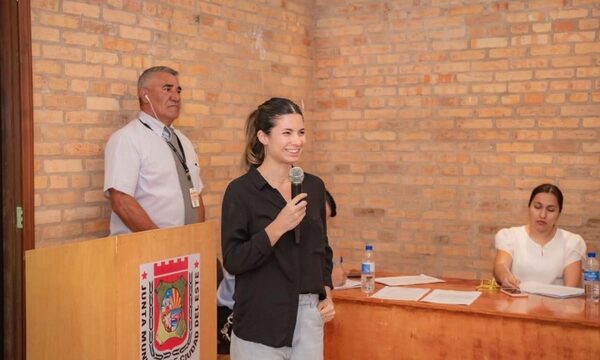 Otorgan reconocimiento a Erika Alarcón