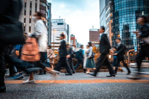 Millones de trabajadores latinoamericanos esperan recibir el aguinaldo en un difícil año - Revista PLUS