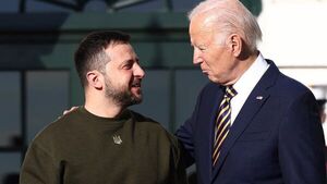 Biden pide paz justa para Ucrania y Zelenski recuerda que guerra sigue