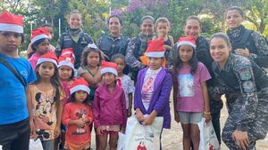 Linces entregan obsequios a niños en la Plaza de las Américas