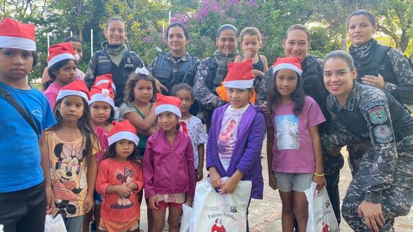 Linces entregan obsequios a niños en la Plaza de las Américas