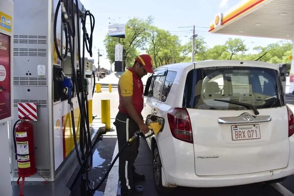 Precio del gasoil recién podría bajar en la quincena de enero, afirman - Economía - ABC Color