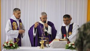 Cardenal celebra misa en el CODI y bendice a familias de secuestrados