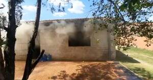 La Nación / Incendio consumió vivienda de un bombero en Ñemby