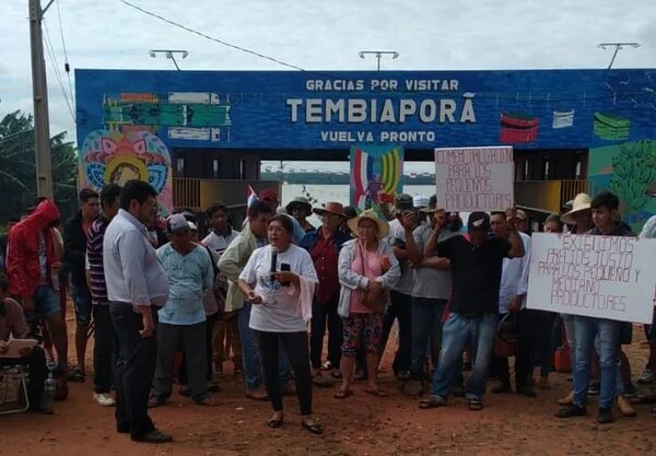 Bananeros de Tembiaporã en crisis por bajo precio de sus productos - Economía - ABC Color