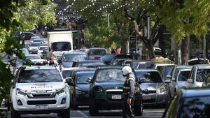 Mayoría de personas se moviliza en auto por motivo laboral, según INE 