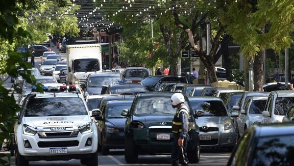 Mayoría de personas se moviliza en auto por motivo laboral, según INE