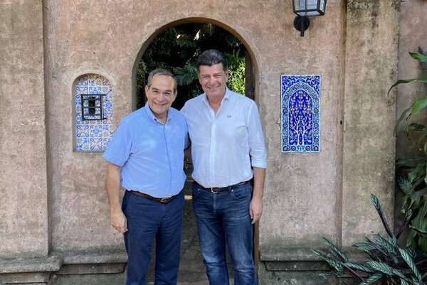 Efraín Alegre y Martín Burt se reúnen tras internas de la Concertación