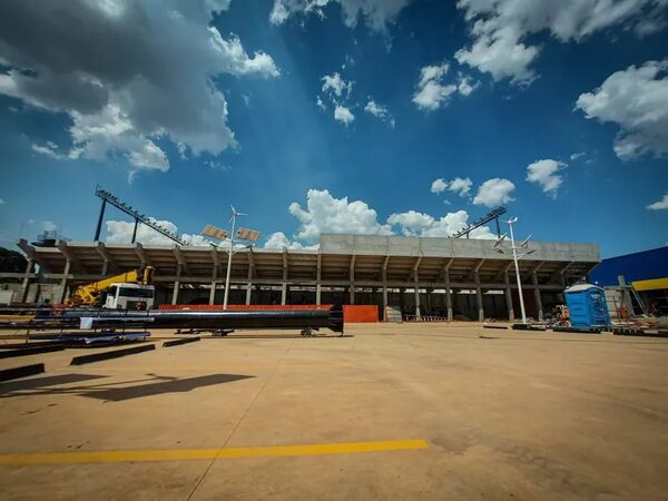 Nacional: se erige la tribuna Sur tricolor - Fútbol - ABC Color