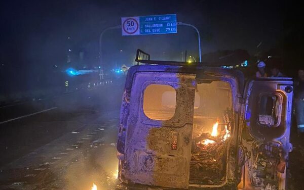 Vehículo arde en llama sobre la Ruta Py 02: conductor y acompañantes salieron ilesos – Diario TNPRESS