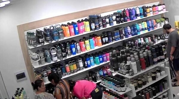Bolsoneras hacen de las suyas en local de termos premium