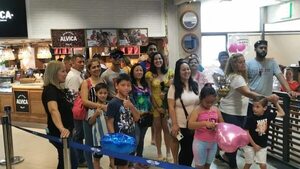 Reencuentro familiar en el aeropuerto: llegan compatriotas desde el exterior - Nacionales - ABC Color