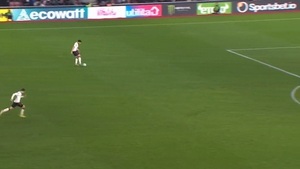 Increíble: Encaró solo, eludió al arquero, pero no fue gol - La Prensa Futbolera