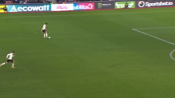 Increíble: Encaró solo, eludió al arquero, pero no fue gol - La Prensa Futbolera