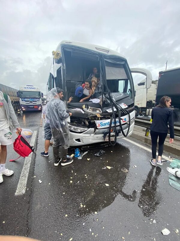 Bus con estudiantes paraguayos choca en Brasil: no hubo heridos - Policiales - ABC Color